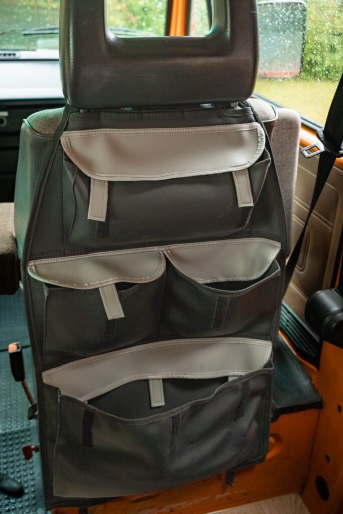 Sitz-Organizer in einem Originalsitz eines VW T3