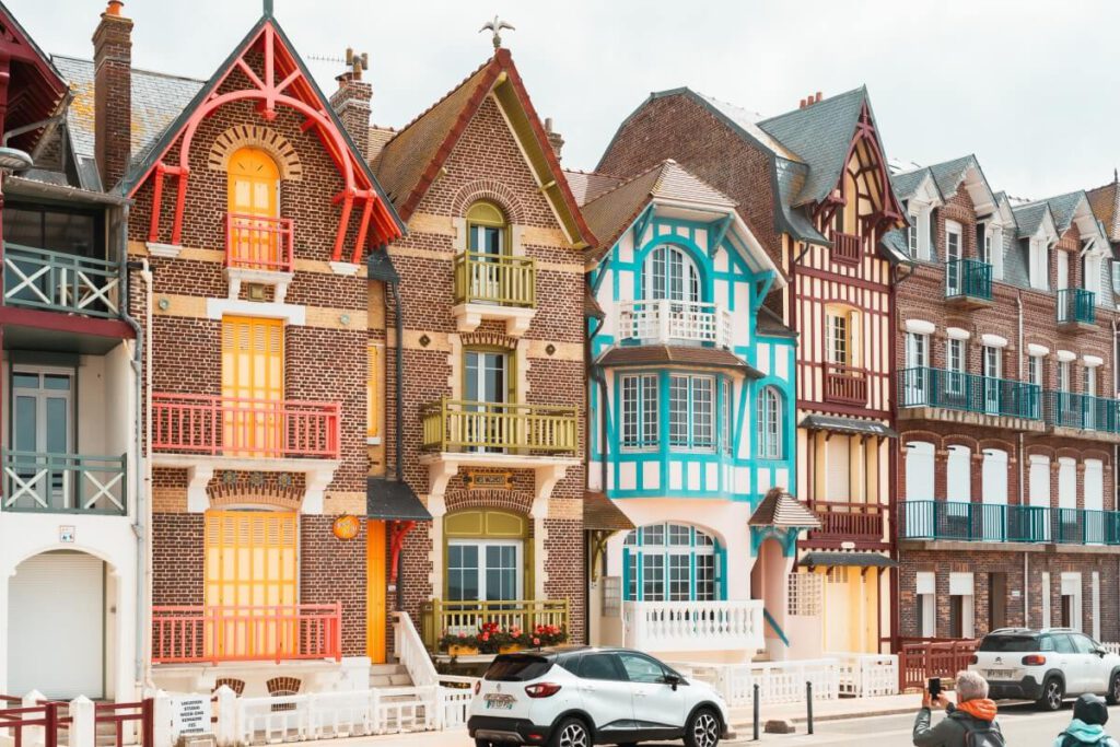 Die Fassaden der Jugendstilvillen in Mers-les-Bains sind bunt und mit vielen Ornamenten verziert.