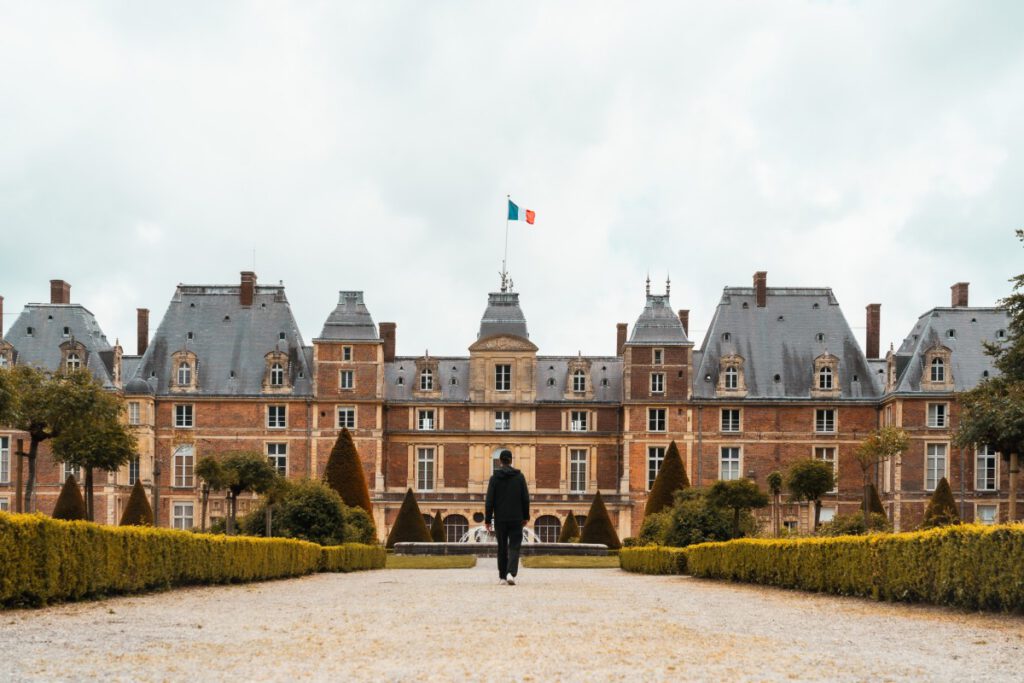 Das Chateau d'Eu mit seiner 90 m langen Fassade aus rotem Backstein.
