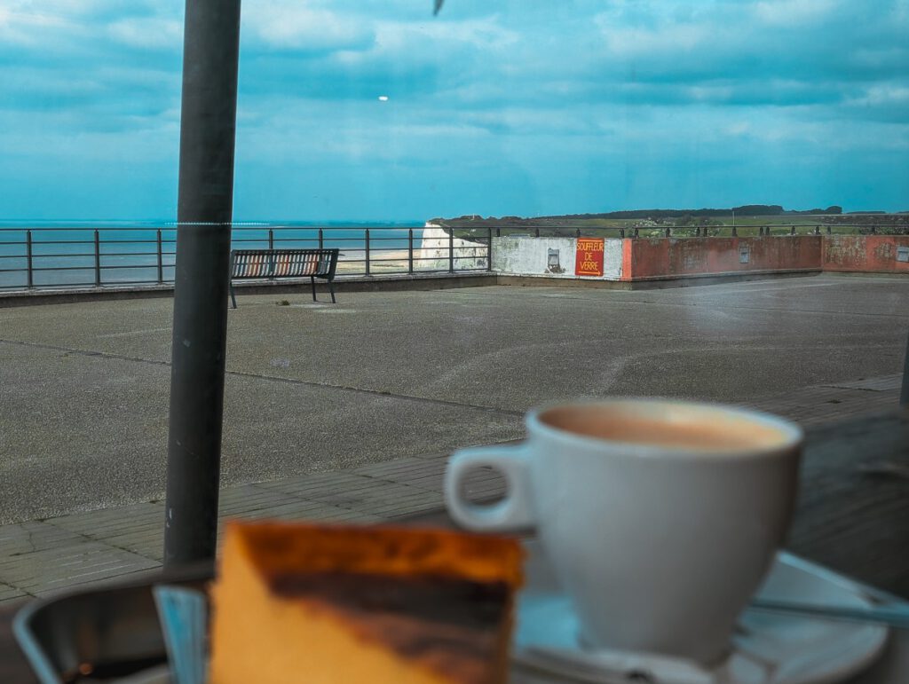 Flan Normande und Kaffe mit Blick auf die Alabasterküste