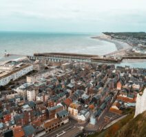 Blick über Le Tréport von den Klippen der Alabasterküste in der Normandie