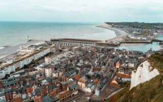 Blick über Le Tréport von den Klippen der Alabasterküste in der Normandie