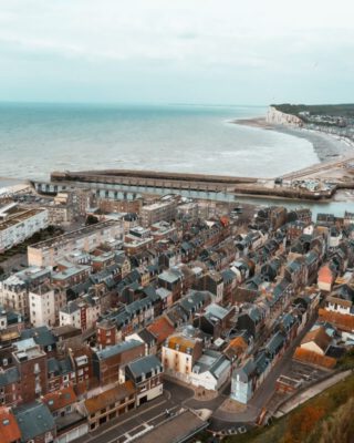 Blick über Le Tréport von den Klippen der Alabasterküste in der Normandie