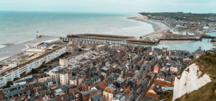 Blick über Le Tréport von den Klippen der Alabasterküste in der Normandie