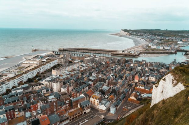 Blick über Le Tréport von den Klippen der Alabasterküste in der Normandie