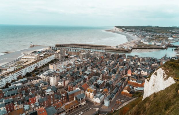 Blick über Le Tréport von den Klippen der Alabasterküste in der Normandie