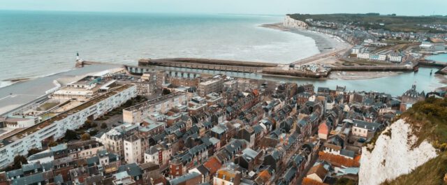 Blick über Le Tréport von den Klippen der Alabasterküste in der Normandie