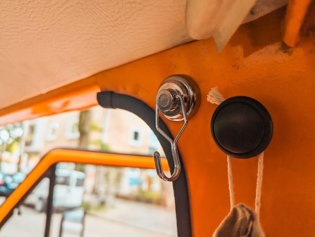 Topfmagnet mit Haken im Van