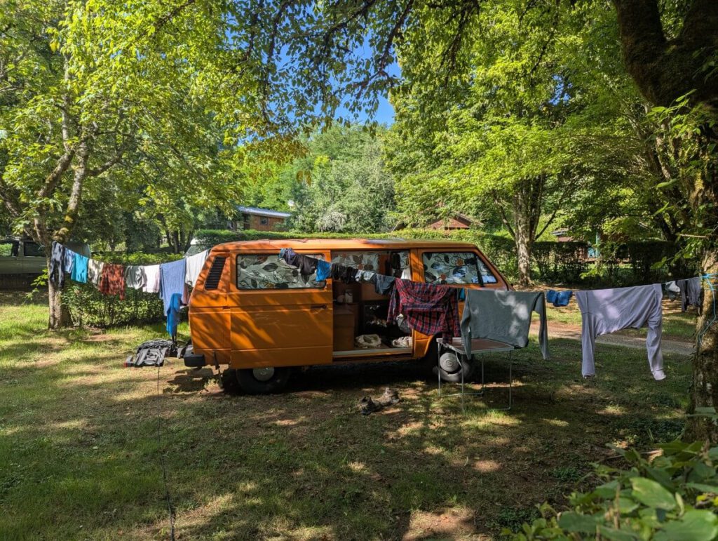 Wäscheleine am Van mit Wäsche zum Trocknen