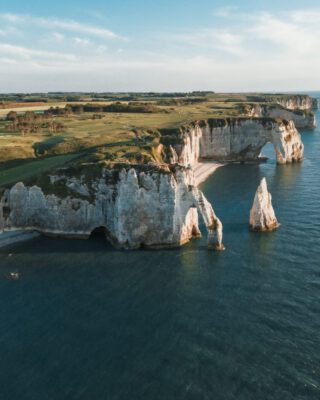 Die spektakulären Felsformationen der Alabasterküste Normandie bei Étretat.