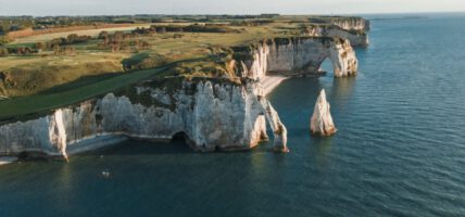 Die spektakulären Felsformationen der Alabasterküste Normandie bei Étretat.