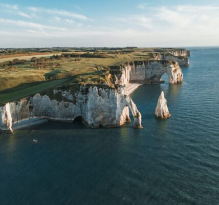 Die spektakulären Felsformationen der Alabasterküste Normandie bei Étretat.