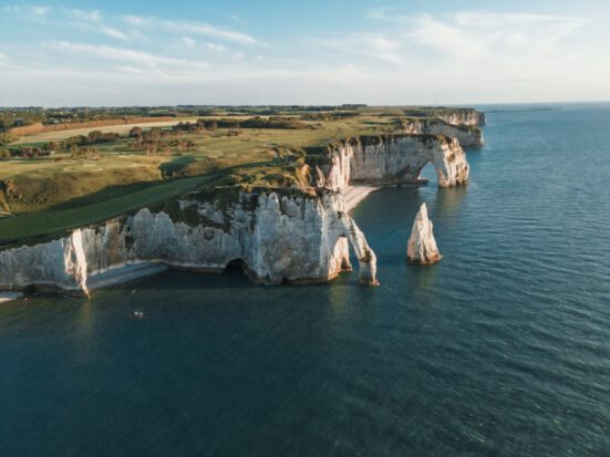Die spektakulären Felsformationen der Alabasterküste Normandie bei Étretat.