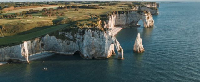 Die spektakulären Felsformationen der Alabasterküste Normandie bei Étretat.