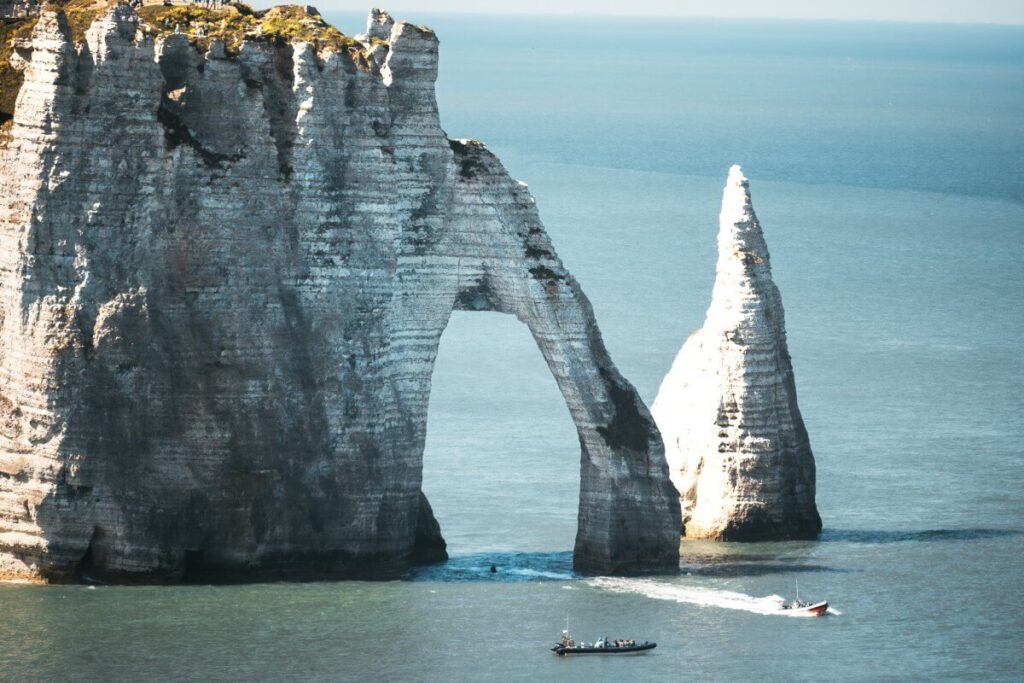 Boote vor den Felsenbögen von Étretat.