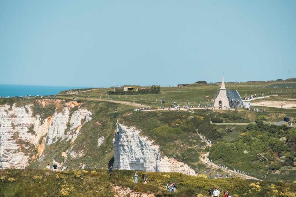 Besucherströme am Küstenwanderweg in Etretat.