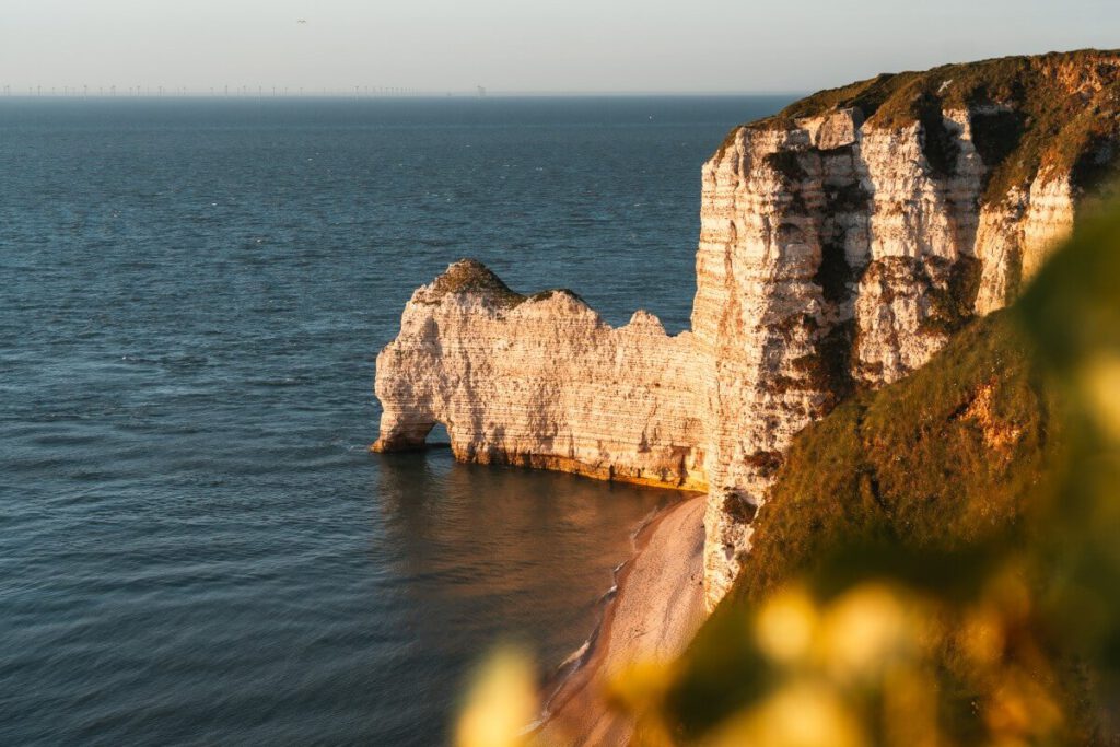 Sonnenstrahlen auf die Küste von Étretat zum Sonnenuntergang