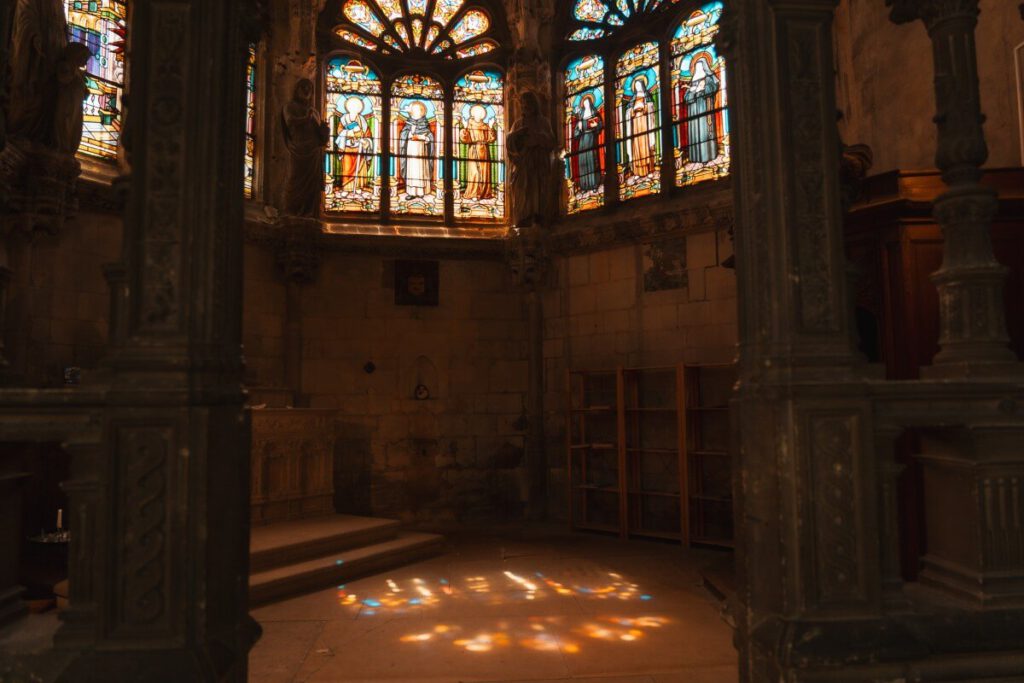 Kunstvoll verzierte Glasfenster in der Kathedrale Saint-Jacques
