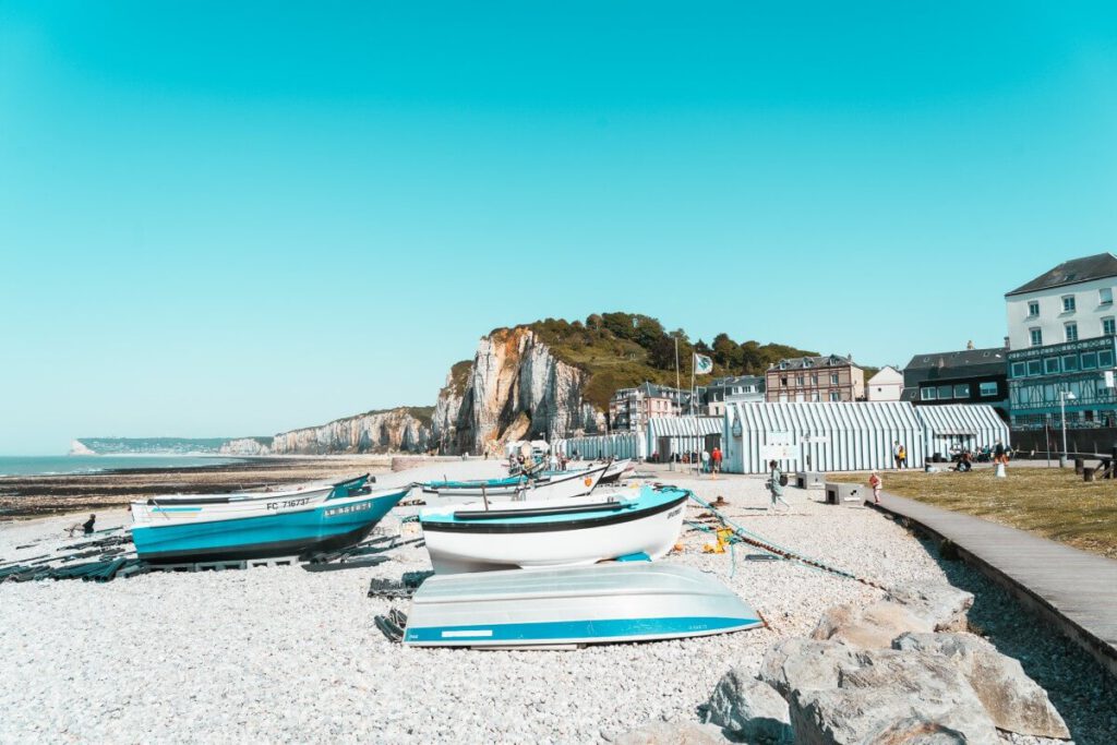 Boote liegen am Strand von Yport