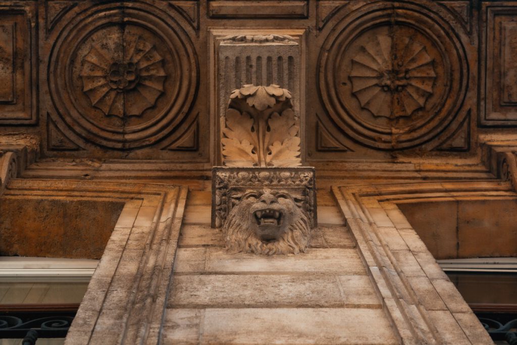 Fresko an einer Häuserfassade in Bordeaux