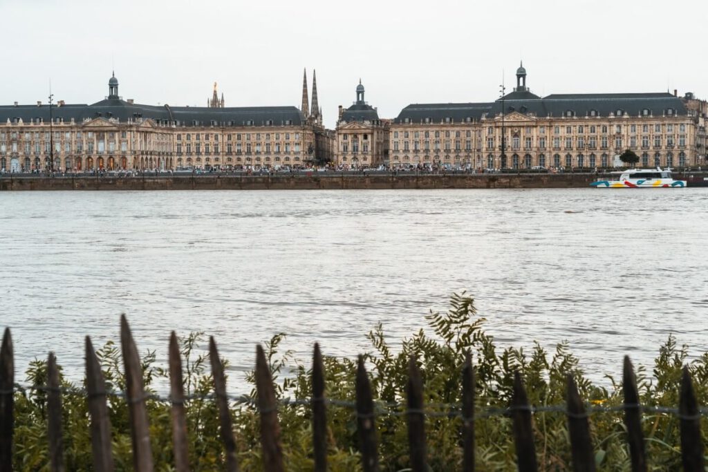 Die Garonne in Bordeaux mit dem Place de la Bourse im Hintergrund