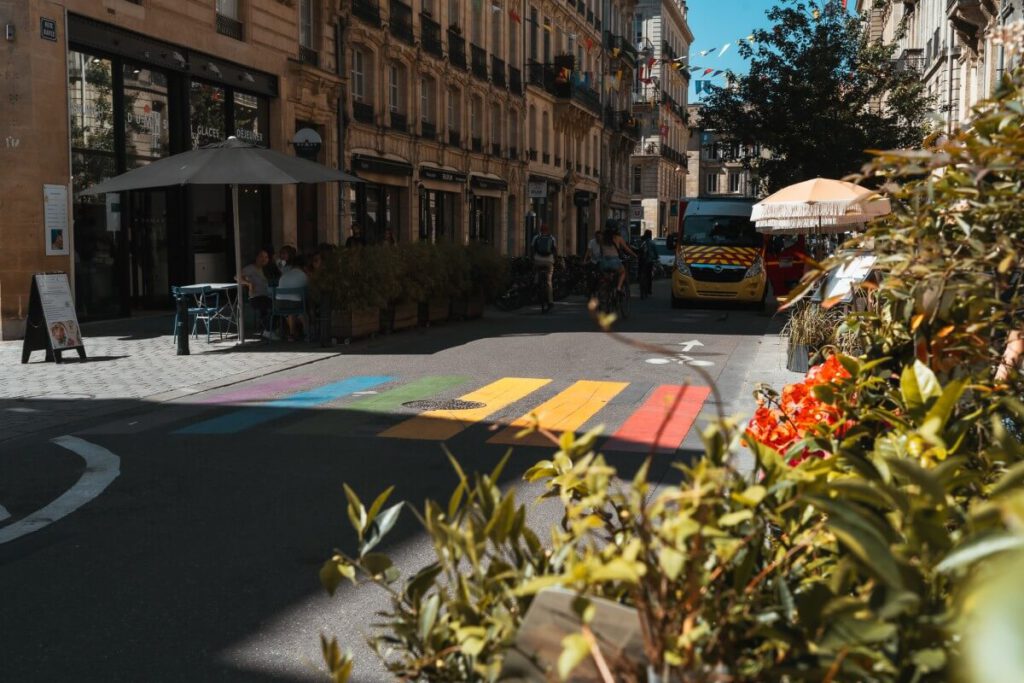 Zebrastreifen in Regenbogenfarben.