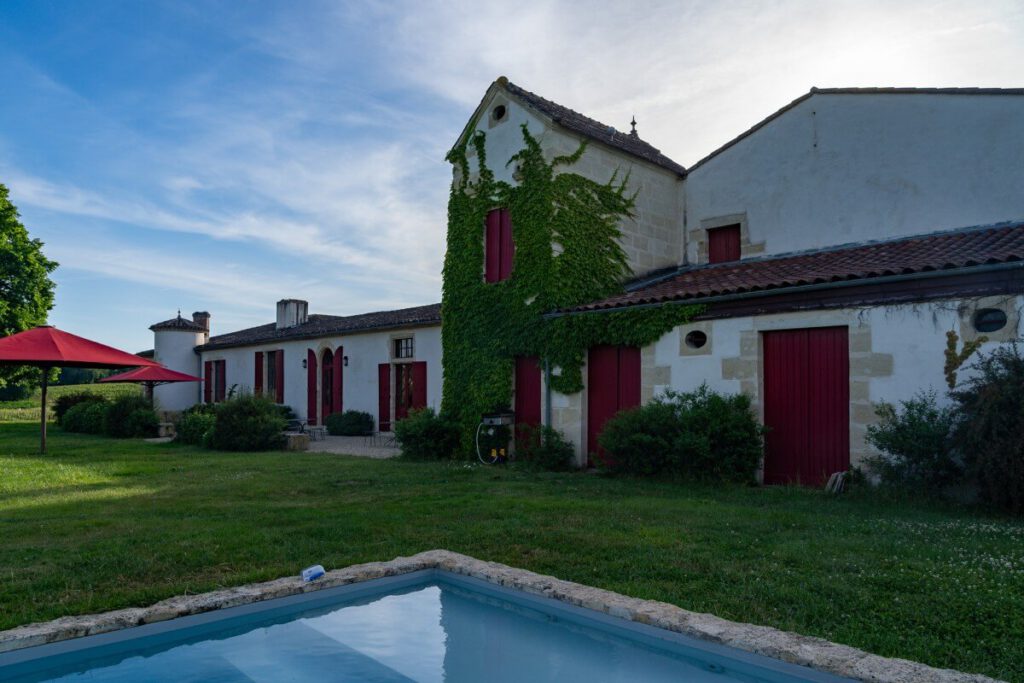 Garten mit Swimmingpool im Château Sigalas-Rabaud