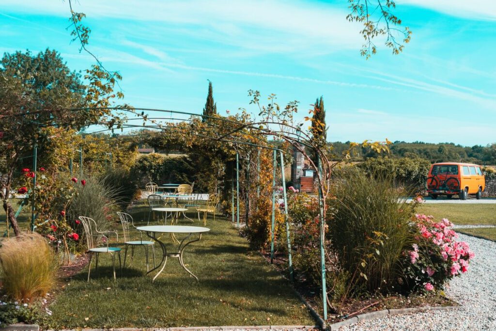 Der schöne Garten des Château Meyre.