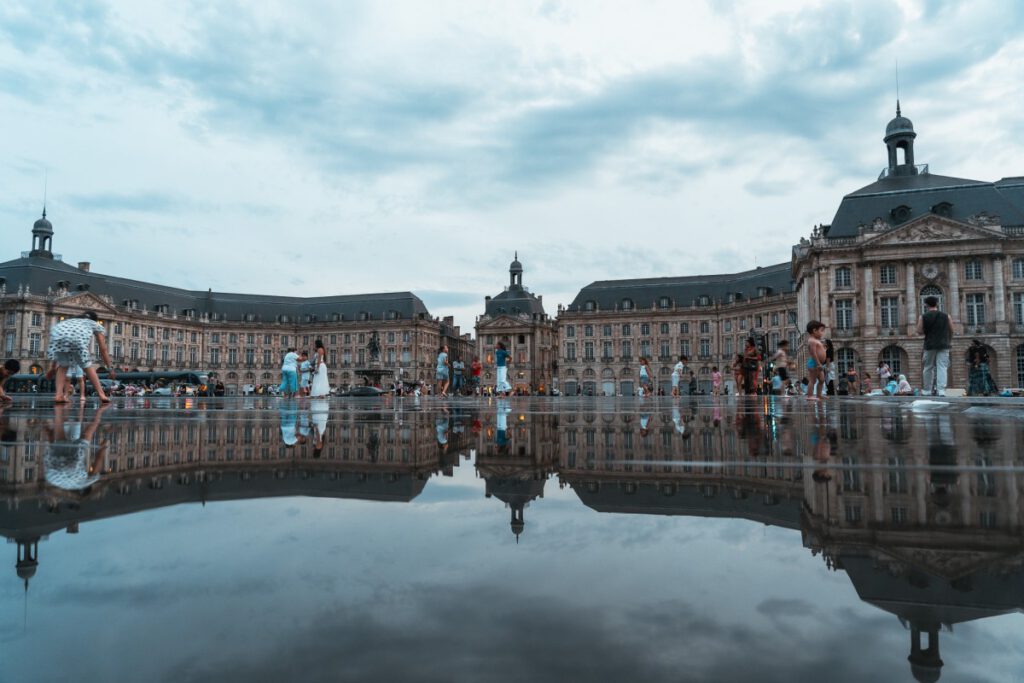 Place de la Bourse in Bordeaux spiegelt sich im Miroir d'eau