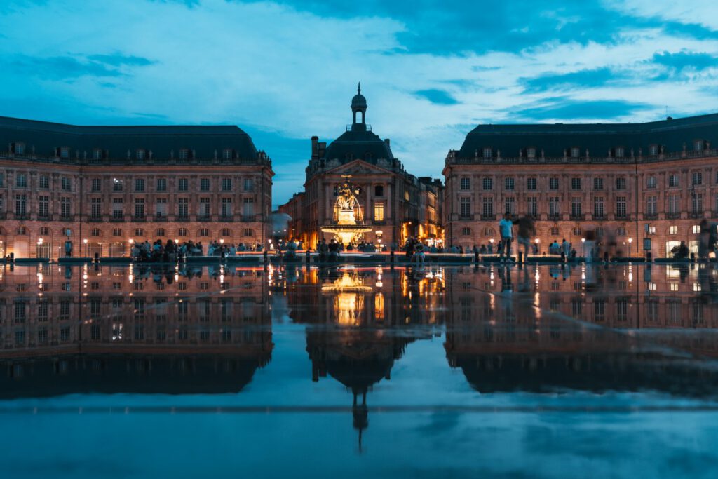 Spiegelung des Place de la Bourse in Bordeuax