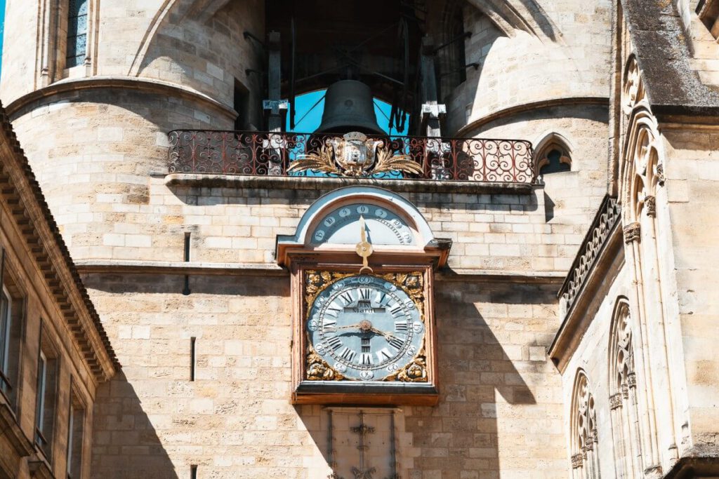 Die Glocke und Uhr des Grosse Gloche Turms.