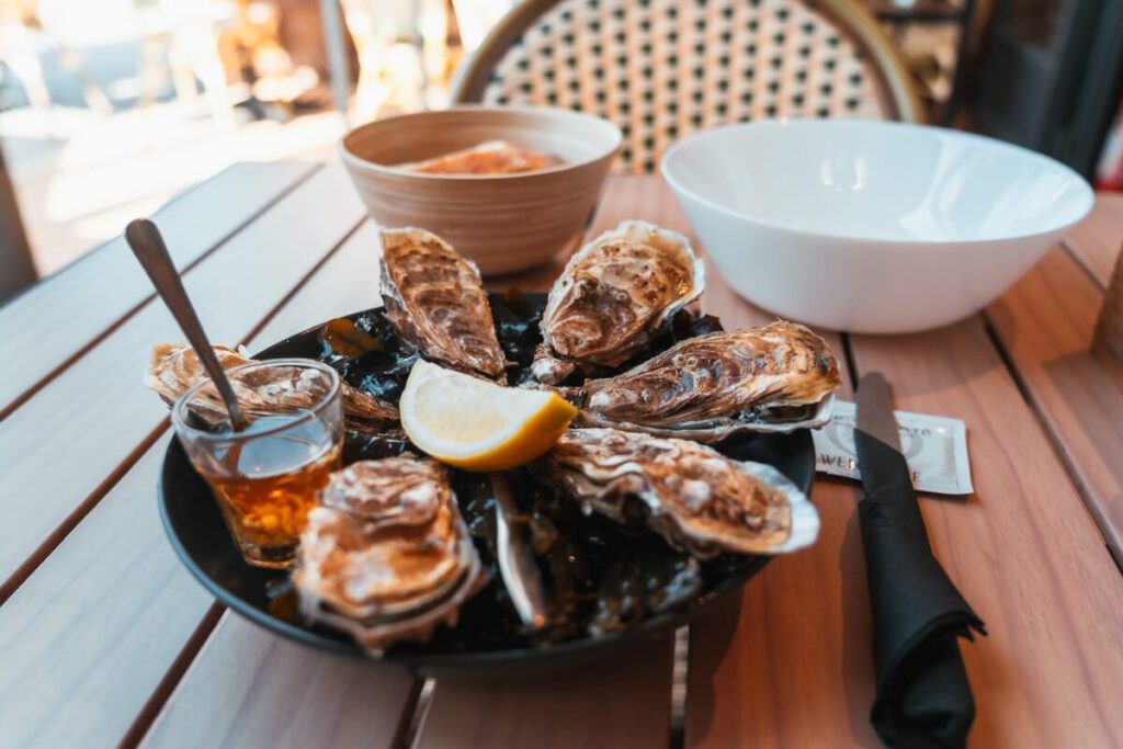 Austern mit Zitrone und Vinnegraitte im La Petit Cafe in Cancale