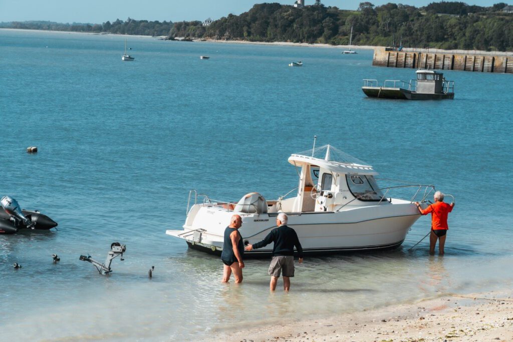 Fischer mit Boot am Strand von Cancale