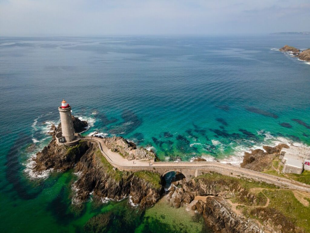 Das Wasser leuchtet türkis-blau an der Bucht des Phare du Petit Minou.