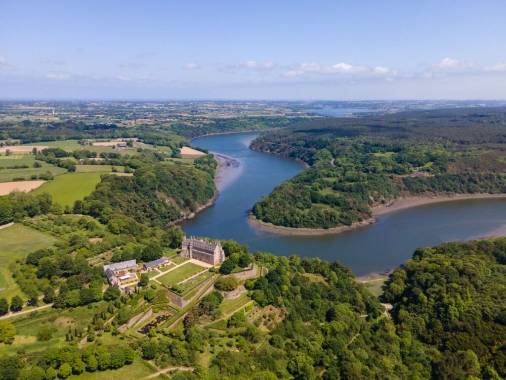Blick vom Schloss über das Tal der Trieux 