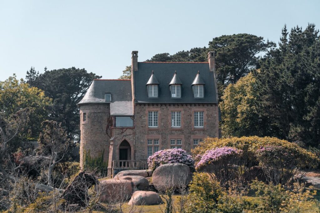 Typisch bretonisches Haus an der Côte de Granit Rose