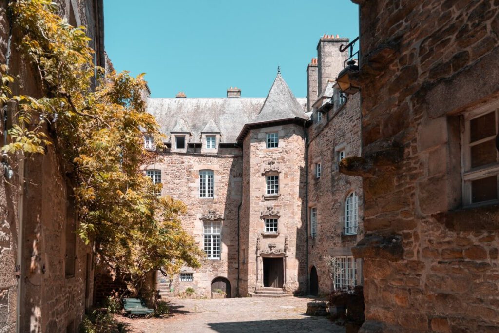 Malerischer Hinterhof in Dinan.