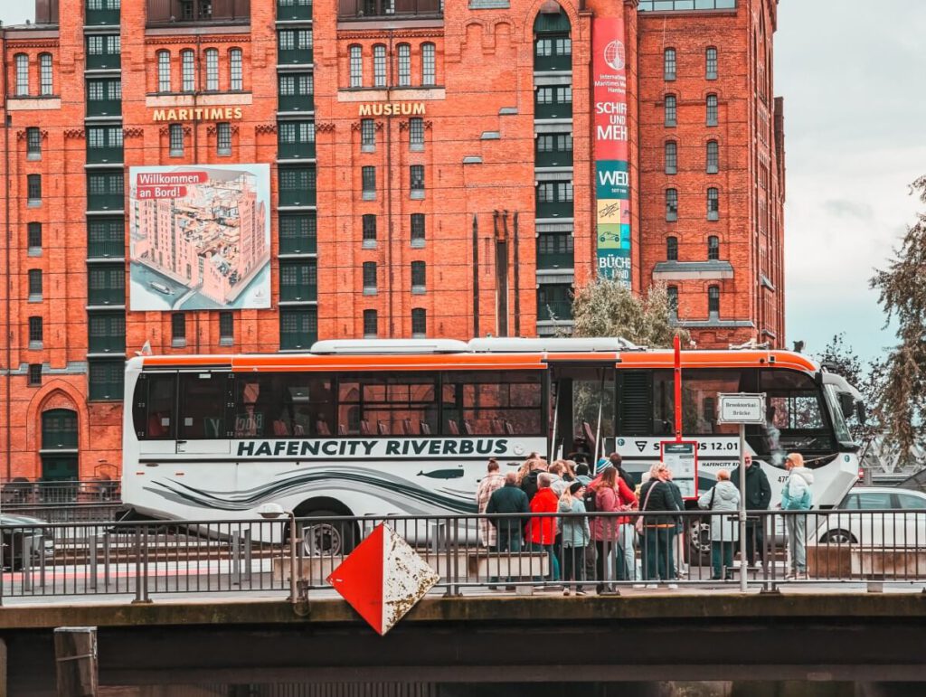 Amphibienbus in der Hamburger Speicherstadt