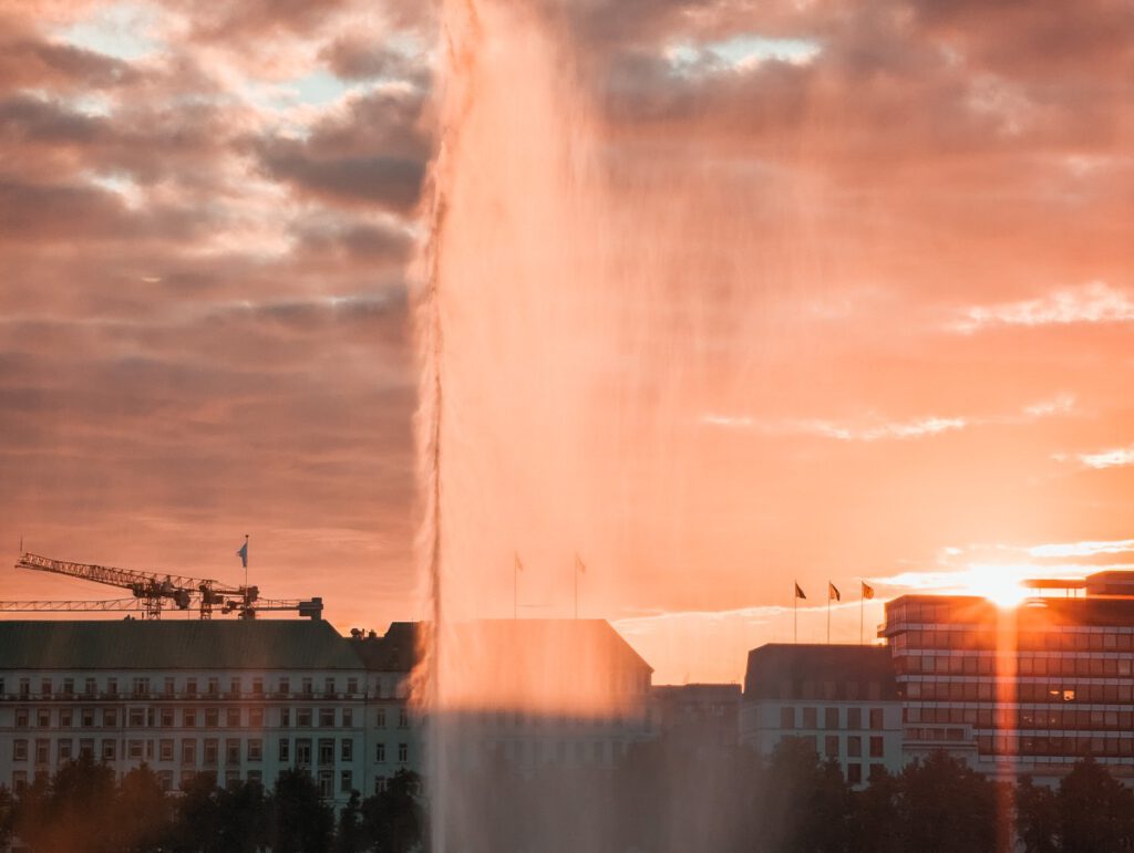 Die Alsterfontäne in der Binnenalster in Hamburg