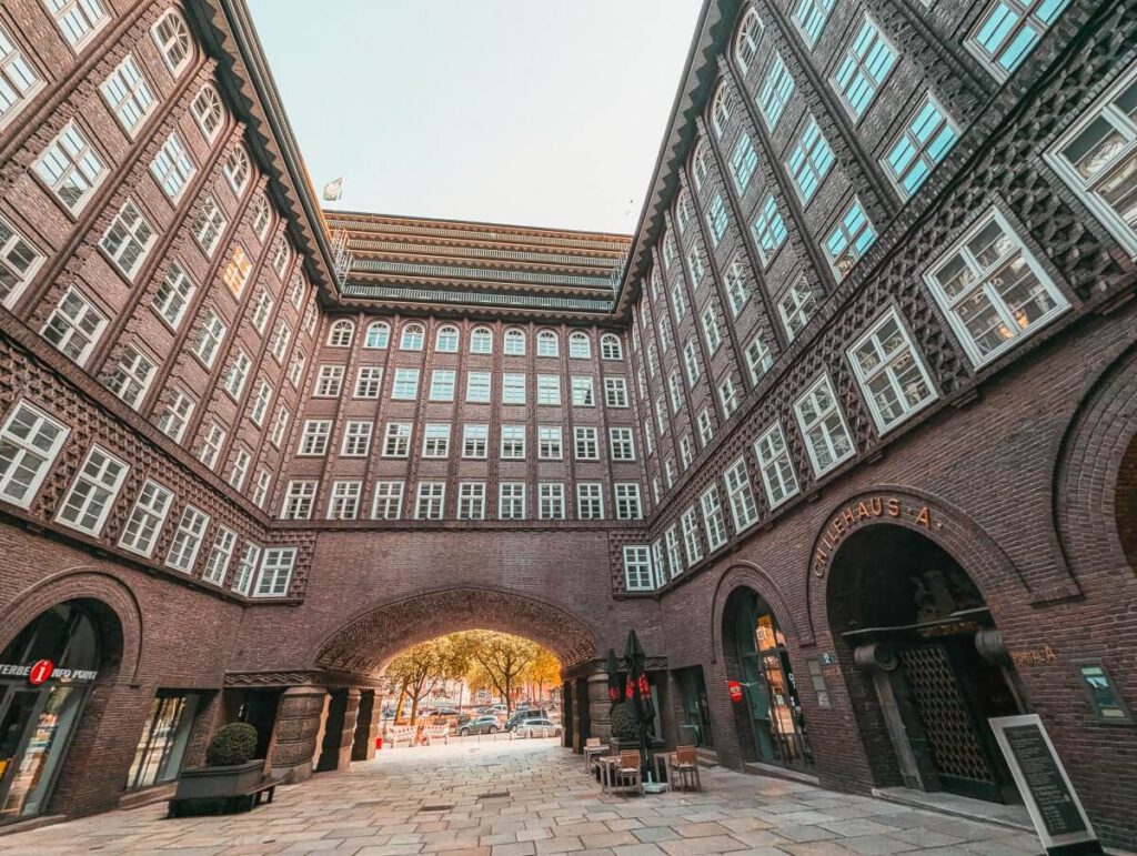 Innenhof des Chilehauses in Hamburg