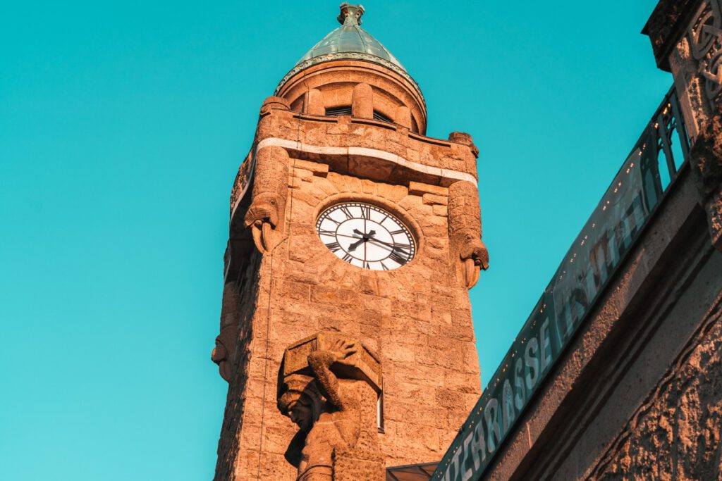 Der markante Glockenturm der Landungsbrücken