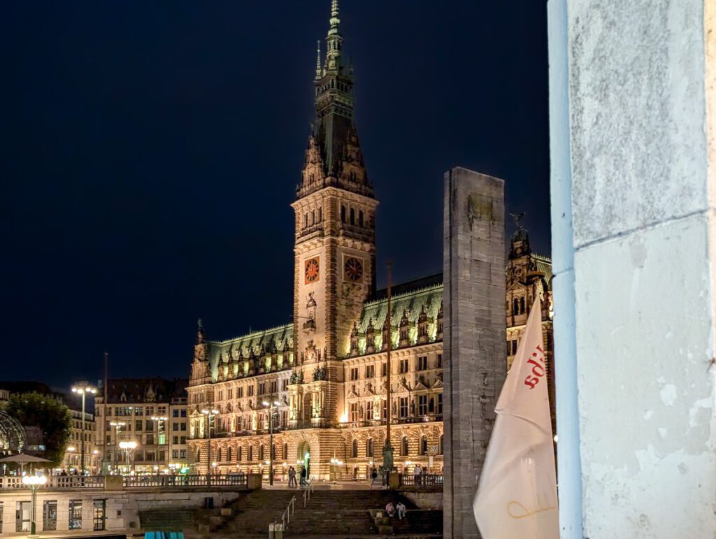 Hamburger Rathaus bei Nacht