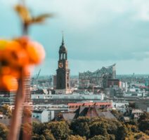 Blick über die Skyline von Hamburg mit den Hamburg Sehenswürdigkeiten Michel und Elbphilharmonie