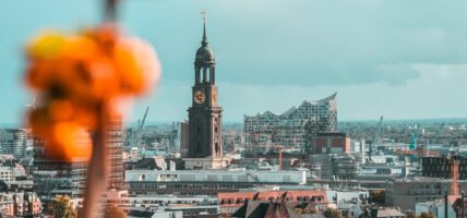 Blick über die Skyline von Hamburg mit den Hamburg Sehenswürdigkeiten Michel und Elbphilharmonie