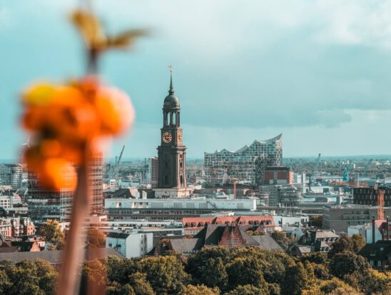 Blick über die Skyline von Hamburg mit den Hamburg Sehenswürdigkeiten Michel und Elbphilharmonie