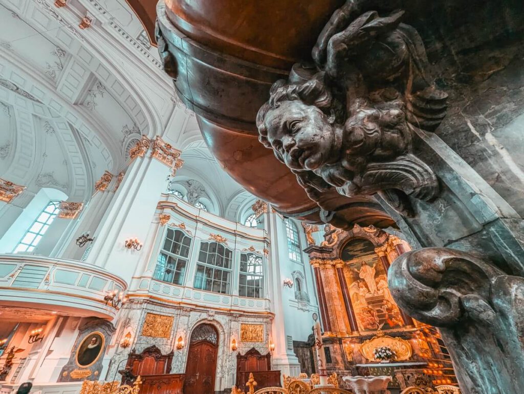Das Innere der St. Michaeliskirche in Hamburg