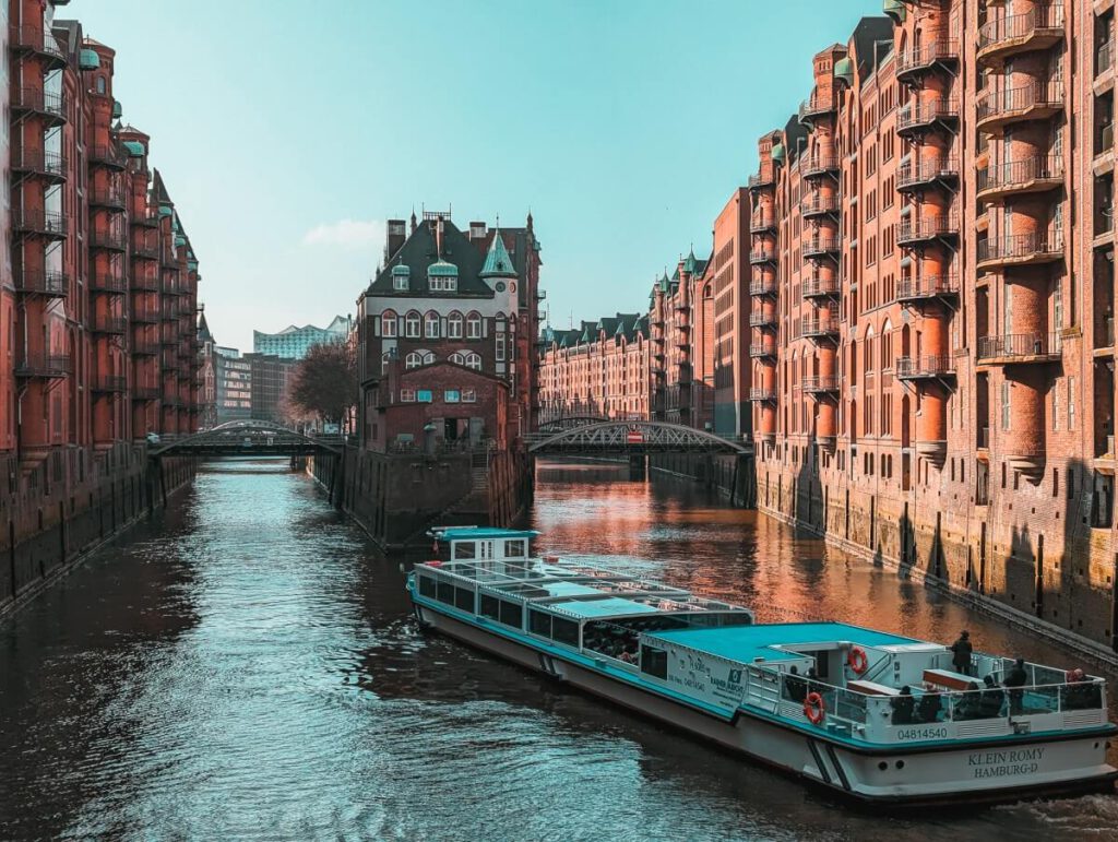 Ein Boot fährt entlang der Kanäle der Hamburger Speicherstadt