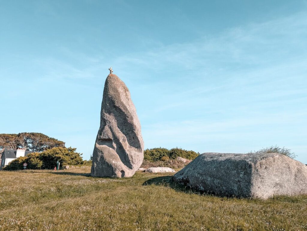 Ein Hinkelstein entlang eines Bretagne Roadtrip