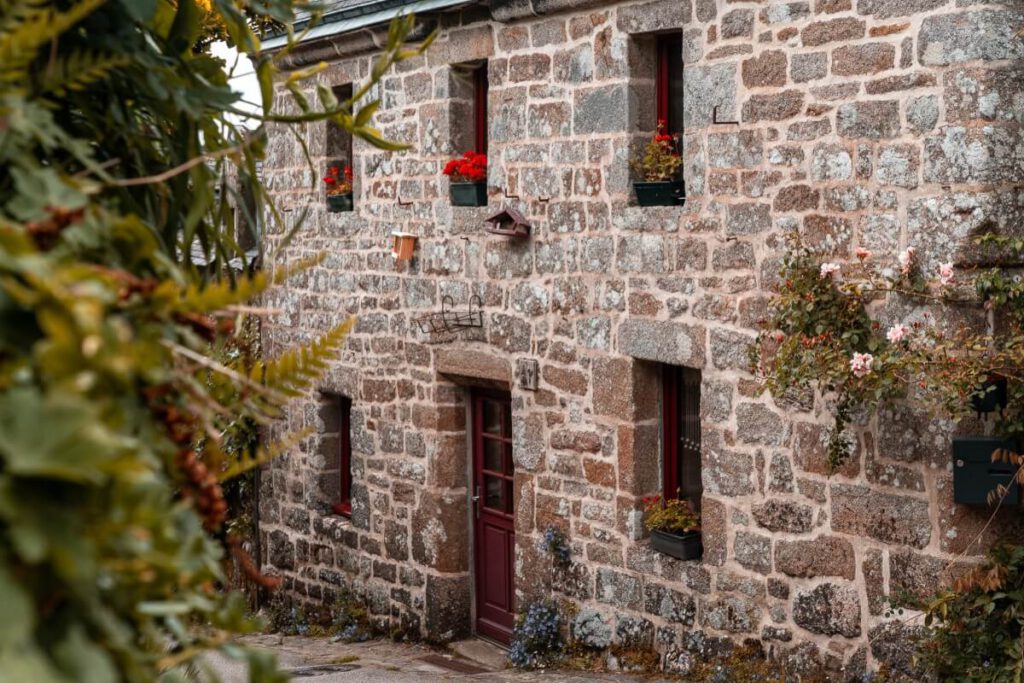 Ein typisches Granithaus in Locronan.