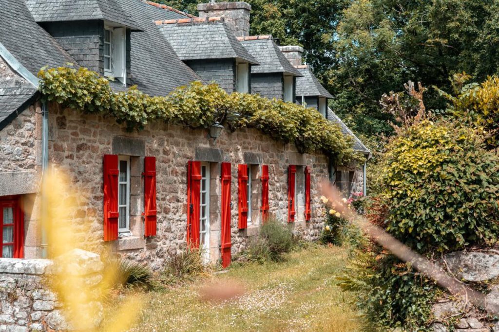 Locronan Haus mit roten Fenster-Fassaden.